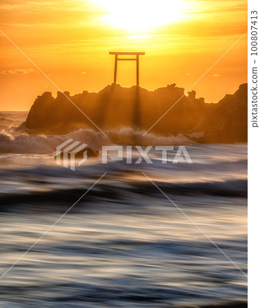 Morning on Benten Island on Hatachi Beach, Iwaki City, Fukushima Prefecture 100807413