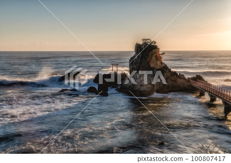 福島縣磐城市八立海灘弁天島的早晨 100807417