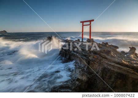 福島縣磐城市八立海灘弁天島的早晨 福島縣磐城市八立海灘弁天島的早晨 100807422