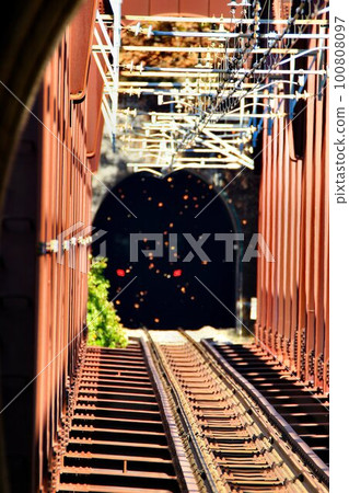 Sent off by a blizzard of fallen leaves and crossing Lake Ikuri... Take a train trip to Minamiaizu in the golden autumn Yagan Railway Limited Express Liberty Aizu 100808097