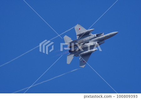 航空自衛隊F-15在航空節上進行機動飛行 100809393