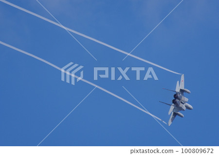 航空自衛隊F-15在航空節上進行機動飛行 100809672
