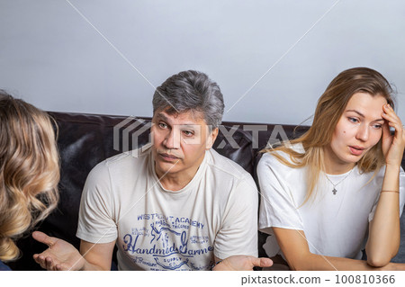 A couple at a psychologist's appointment solves their problems. A couple at a psychologist's appointment solves their problems. 100810366