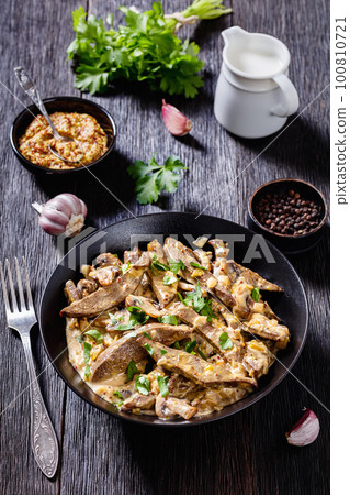 liver stroganoff in black bowl, top view liver stroganoff in black bowl, top view 100810721