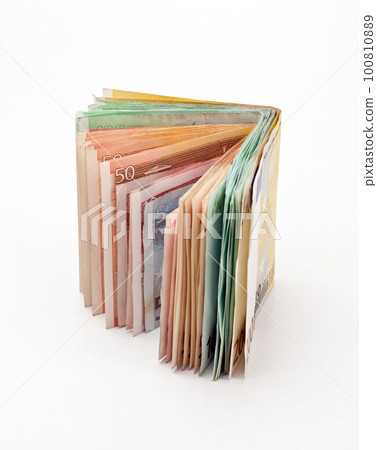 Euro banknotes 100810889