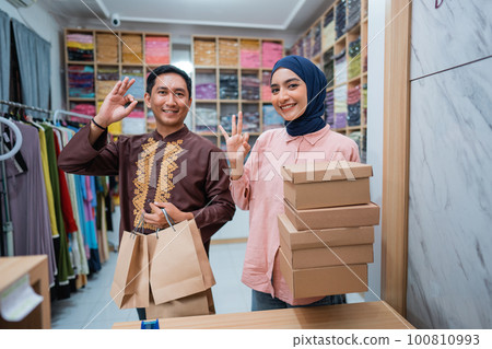 Muslim female and male preparing delivery parcel at the shop Muslim female and male preparing delivery parcel at the shop 100810993
