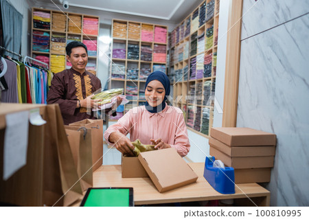 Muslim female and male preparing delivery parcel at the shop Muslim female and male preparing delivery parcel at the shop 100810995
