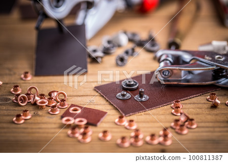Leather hole maker 100811387