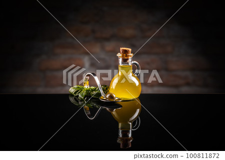 Olive oil in small oilcan Olive oil in small oilcan 100811872
