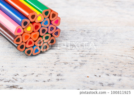 Color pencils 100811925