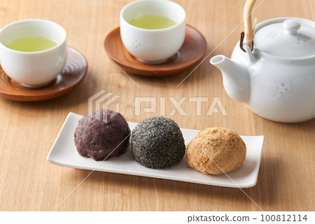 Bean paste, black sesame seeds, and soybean flour three rice balls 100812114