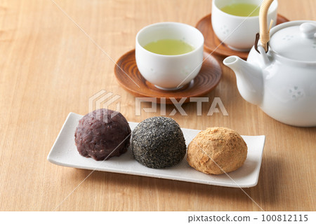 Bean paste, black sesame seeds, and soybean flour three rice balls 100812115
