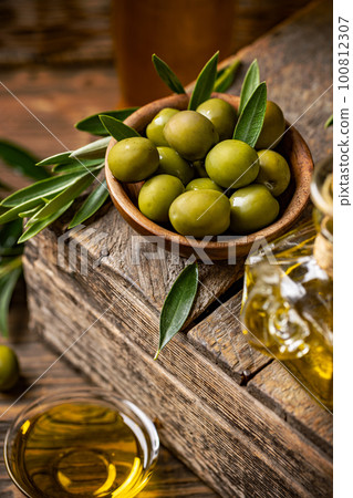 Green olives, still life 100812307