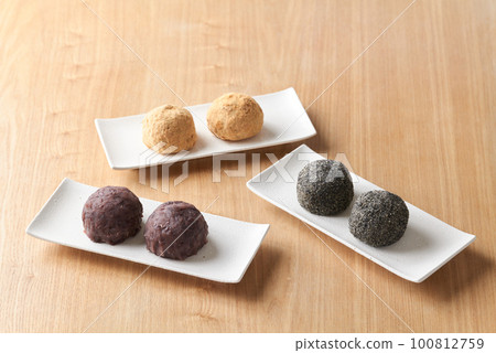 Bean paste, black sesame seeds, and soybean flour 3 kinds of rice balls Bean paste, black sesame seeds, and soybean flour 3 kinds of rice balls 100812759