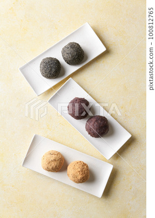 Bean paste, black sesame seeds, and soybean flour 3 kinds of rice balls Bean paste, black sesame seeds, and soybean flour 3 kinds of rice balls 100812765