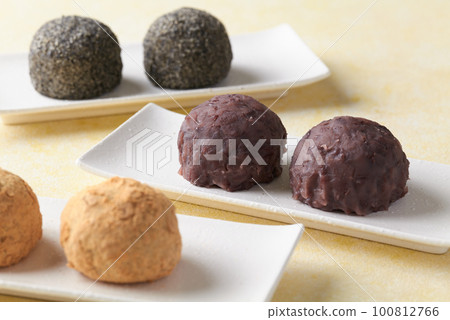 Bean paste, black sesame seeds, and soybean flour 3 kinds of rice balls Bean paste, black sesame seeds, and soybean flour 3 kinds of rice balls 100812766