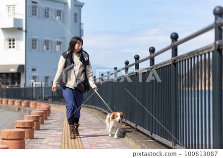 一名婦女和她的狗 Koikerhondje 沿著海岸小徑散步 100813087