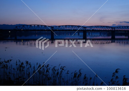 早上在河床上 100813616