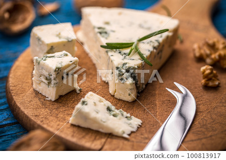 Slices of danish blue cheese 100813917