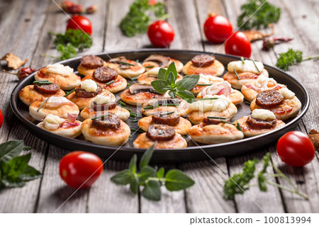 Pizza snacks 100813994