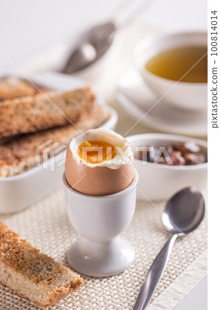Boiled egg 100814014