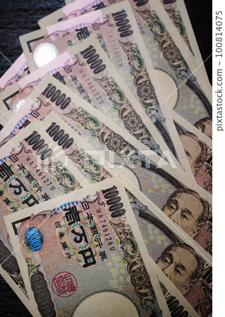 banknotes on dark background banknotes on dark background 100814075