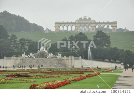 Parks and forecourt of Schoenbrunn Palace in Vienna, Austria Parks and forecourt of Schoenbrunn Palace in Vienna, Austria 100814131