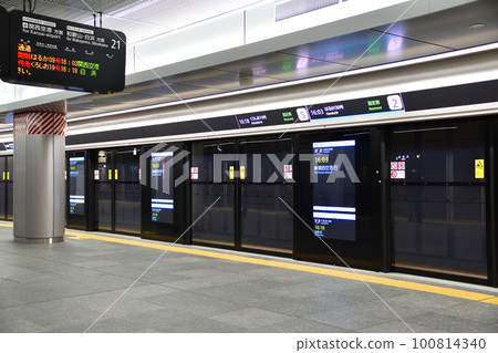 Osaka Station Umekita Underground Platform 100814340