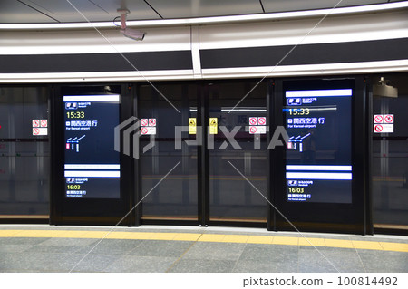 Osaka station full screen platform door Osaka station full screen platform door 100814492