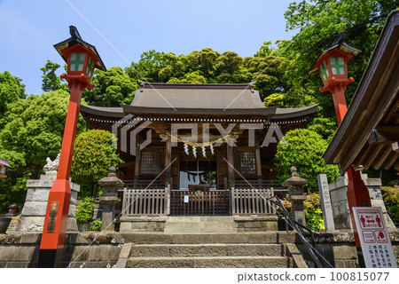 Seto Shrine surrounded by fresh greenery 100815077