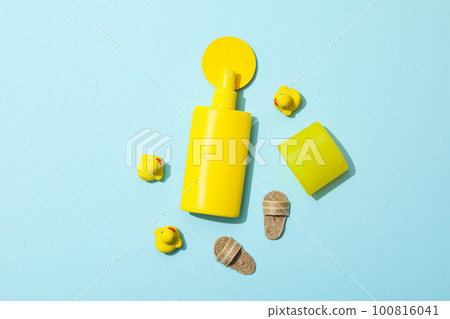 Concept of summer skin care accessories, top view 100816041