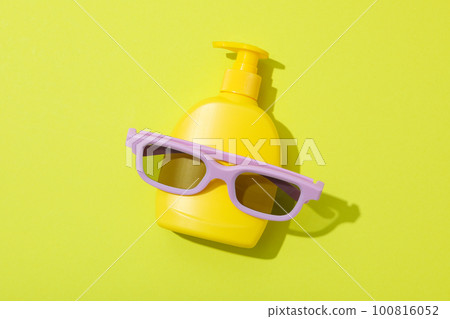 Concept of summer skin care accessories, top view 100816052