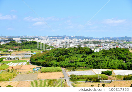 從八重瀨町(沖繩縣八重瀨町)眺望南風原町/小金森【2023年2月】 從八重瀨町(沖繩縣八重瀨町)眺望南風原町/小金森【2023年2月】 100817863