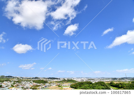 從八重瀨町（沖繩縣八重瀨町）眺望南風原町/小金森【2023年2月】 100817865