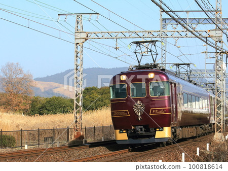Kintetsu's sightseeing limited express "Ayoyoshi" that runs inside the site of the world heritage Nara Heijo Palace 100818614