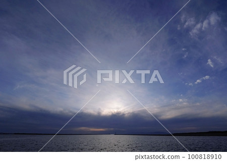 海港夜景多雲/春天/超廣角/天空為主/230320pm 海港夜景多雲/春天/超廣角/天空為主/230320pm 100818910