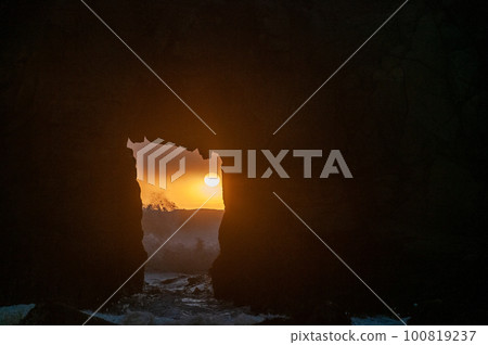 The setting sun peeping through keyhole arch The setting sun peeping through keyhole arch 100819237