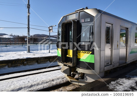 北海道 3 月在 Pippu 站站台上的宗谷本線車輛 100819695