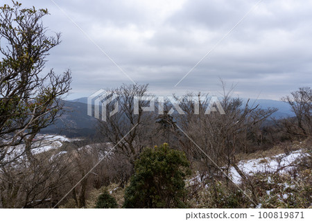 Izu mountain ridgeline footpath where snow piles up Izu mountain ridgeline footpath where snow piles up 100819871