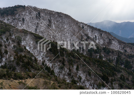 積雪的伊豆山脊線人行道風早嶺 積雪的伊豆山脊線人行道風早嶺 100820045