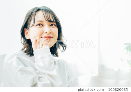 一個年輕的女人在房間裡放鬆 100820085