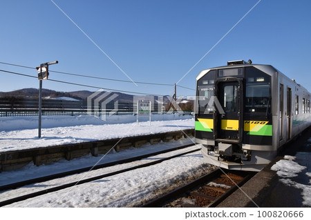 宗谷本線車輛駛入北海道備布站 宗谷本線車輛駛入北海道備布站 100820666