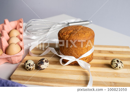 Easter pastries , sponge cake in powdered sugar . Quail and chicken eggs. Place for text Easter pastries , sponge cake in powdered sugar . Quail and chicken eggs. Place for text 100821050