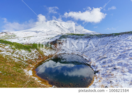 Asahidake and Suribachi Pond in the first snow Hokkaido tourism October 100821584