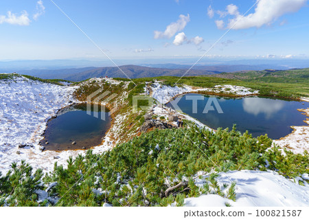 Mount Asahi in the first snow, Suribachi Pond and Kagami Pond 100821587