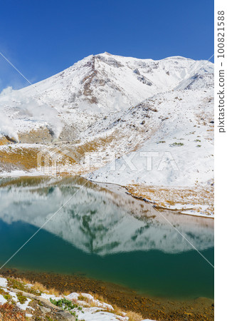初雪的旭岳和十月北海道觀光的菅海池 100821588