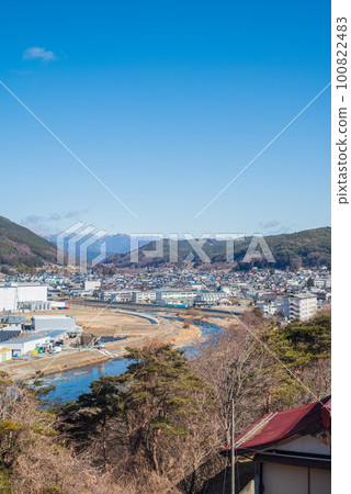 從Kojinyama Observator [Kojinyama Sports Park]天龍川和辰野町的街道景觀 100822483