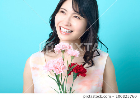 母親與康乃馨的美麗形象 100823760