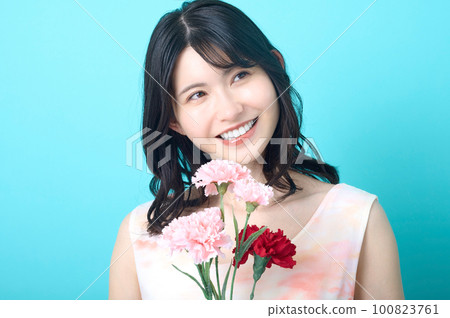 母親與康乃馨的美麗形象 母親與康乃馨的美麗形象 100823761
