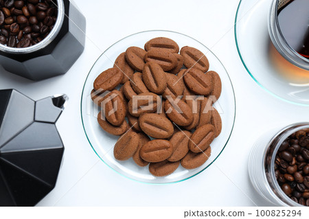 Concept of tasty snack for hot drink - cookies in the shape of coffee seeds 100825294